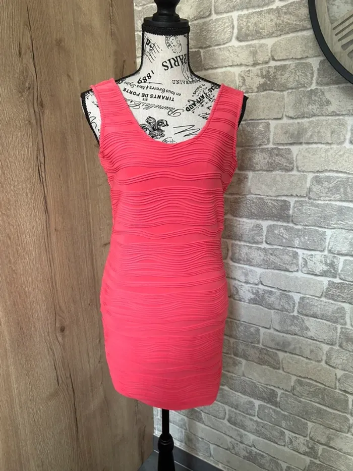 Robe moulante couleur corail taille 36
