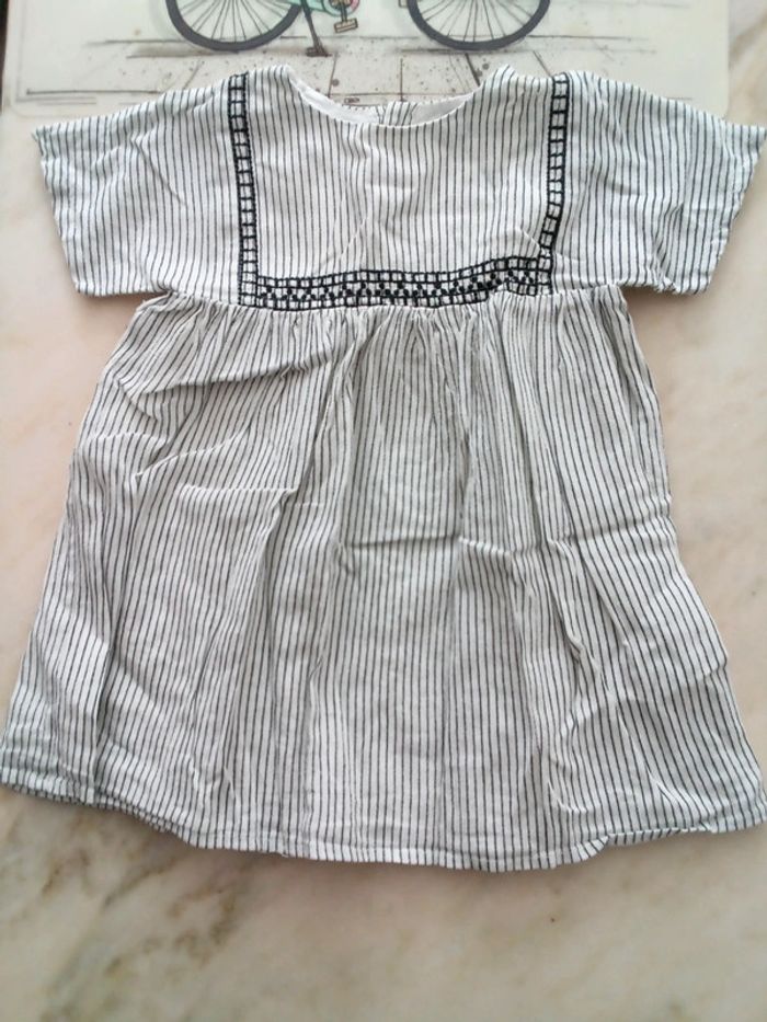 Robe blanche rayure bleu marine Kiabi