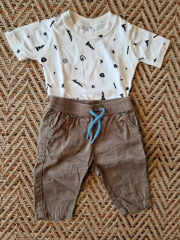 Ensemble pantalon esprit kaki et t-shirt blanc à motifs 3 mois