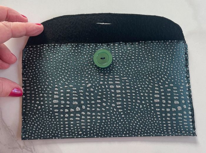 Jolie pochette similicuir vert avec reliefs neuve sac lunettes maquillage etc - photo numéro 11