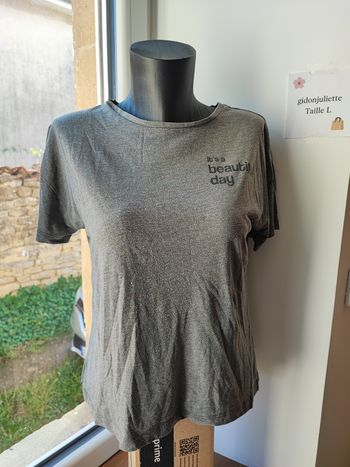 16 –T-shirt gris chiné – Message "It’s a beautiful day" 👕