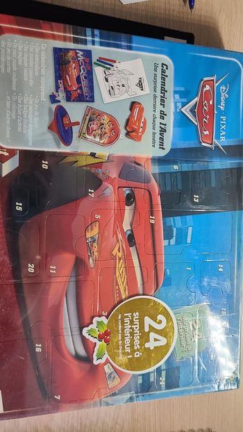 des stickers, des toupies, un puzzle, un jeu de flipper, un jeu de cartes, des tattoos, des casse-t