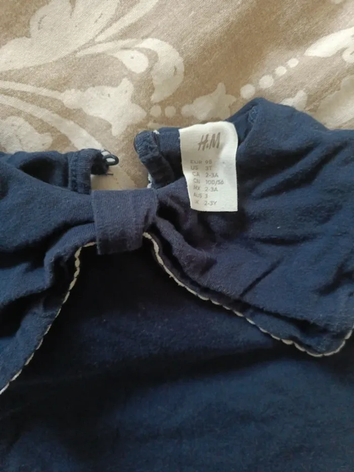 Tee shirt H&M bleu marine grand col 98cm - photo numéro 2