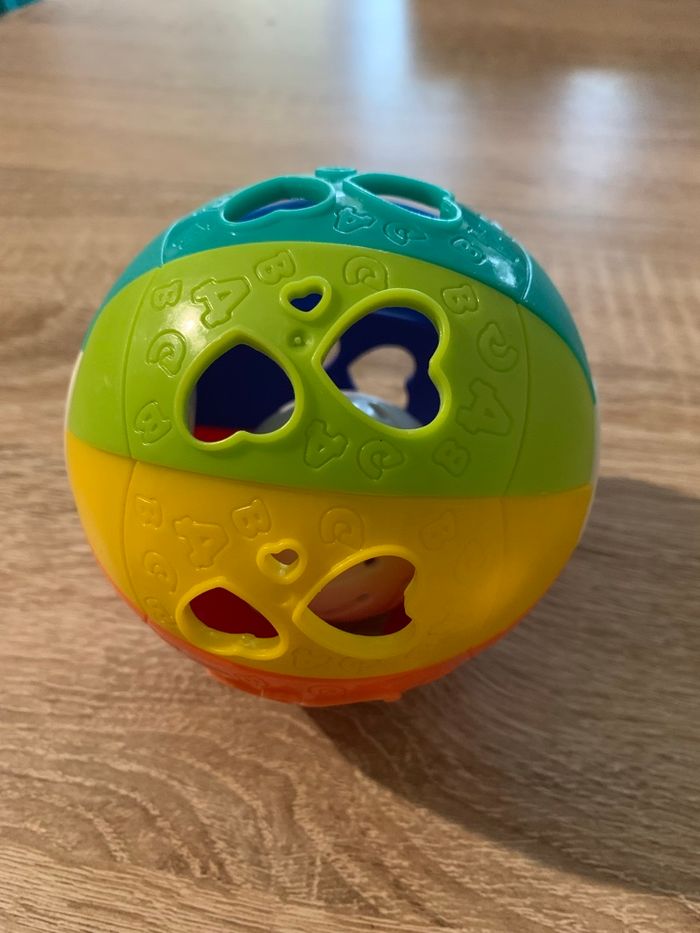 Balle tourbillonnante arc en ciel avec son de hochet playgo - photo numéro 4