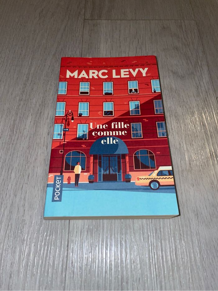 Livre "Une fille comme elle" de Marc Levy - Neuf