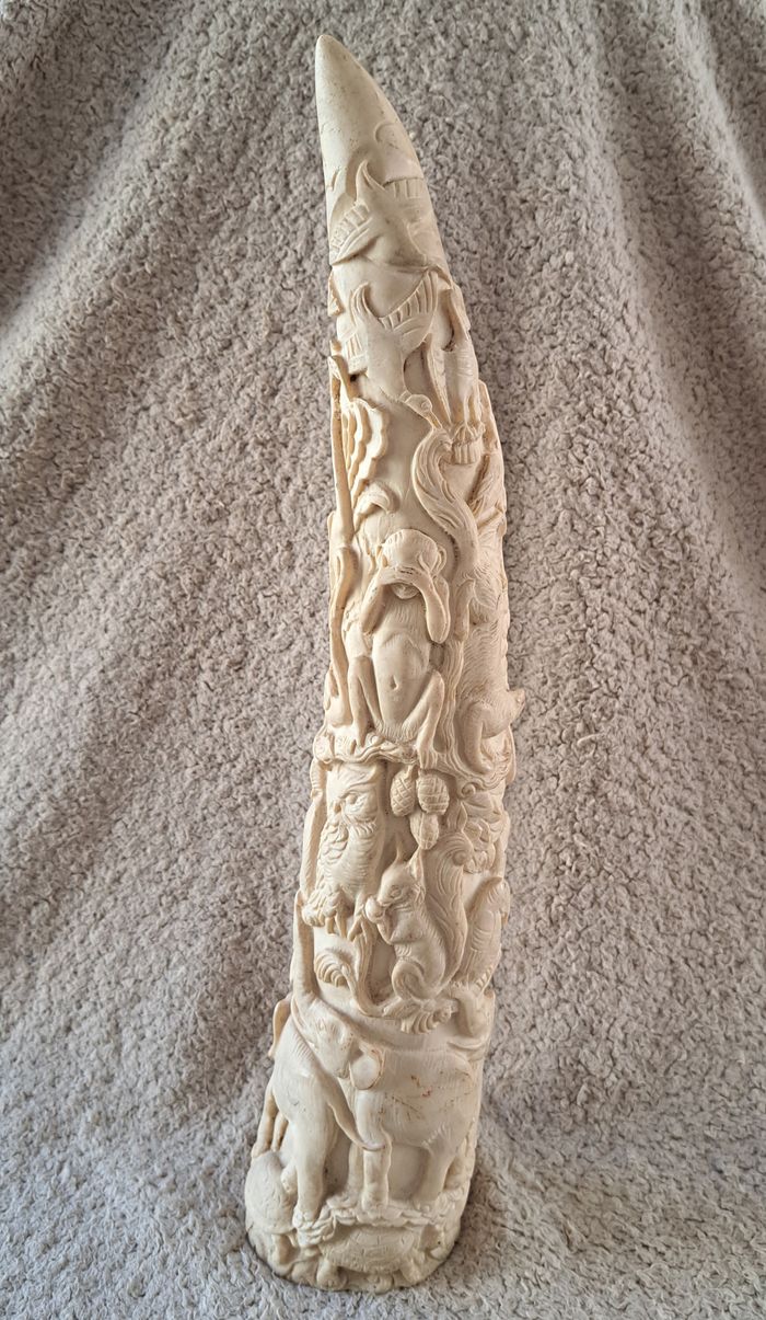 🗿 Décoration défense en résine gravée d'animaux - photo numéro 3
