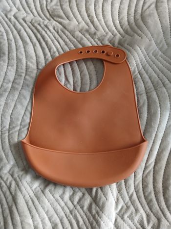 Bavoir marron en silicone
