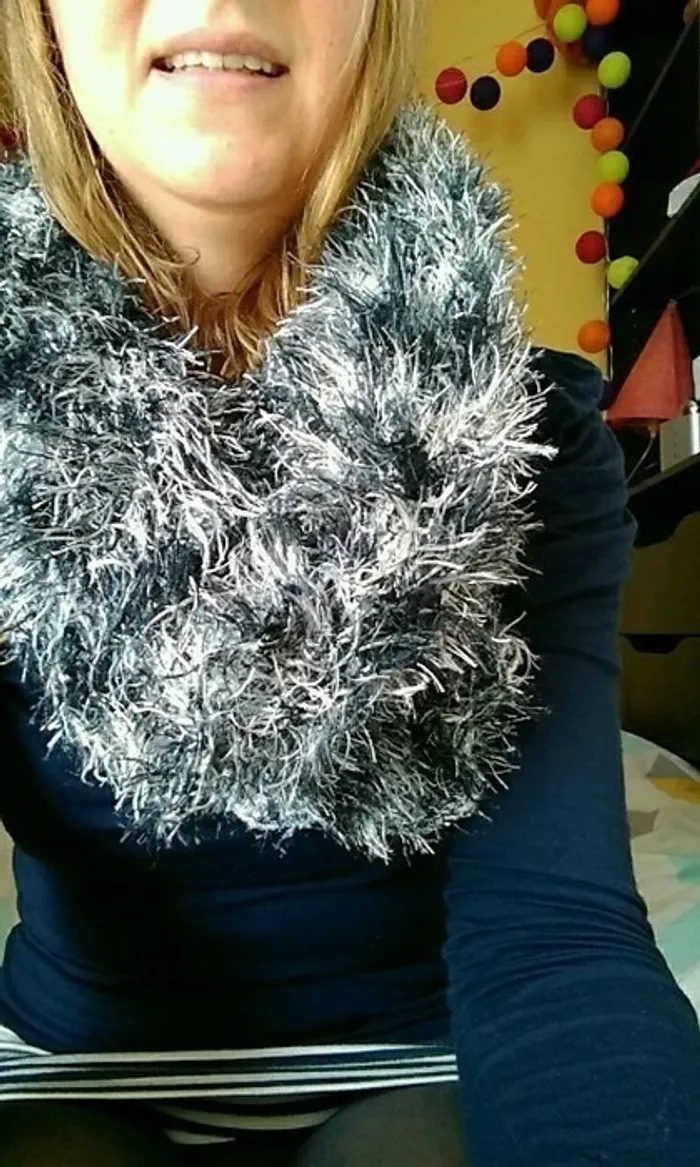 Snood echarpe grise argentée duveteuse