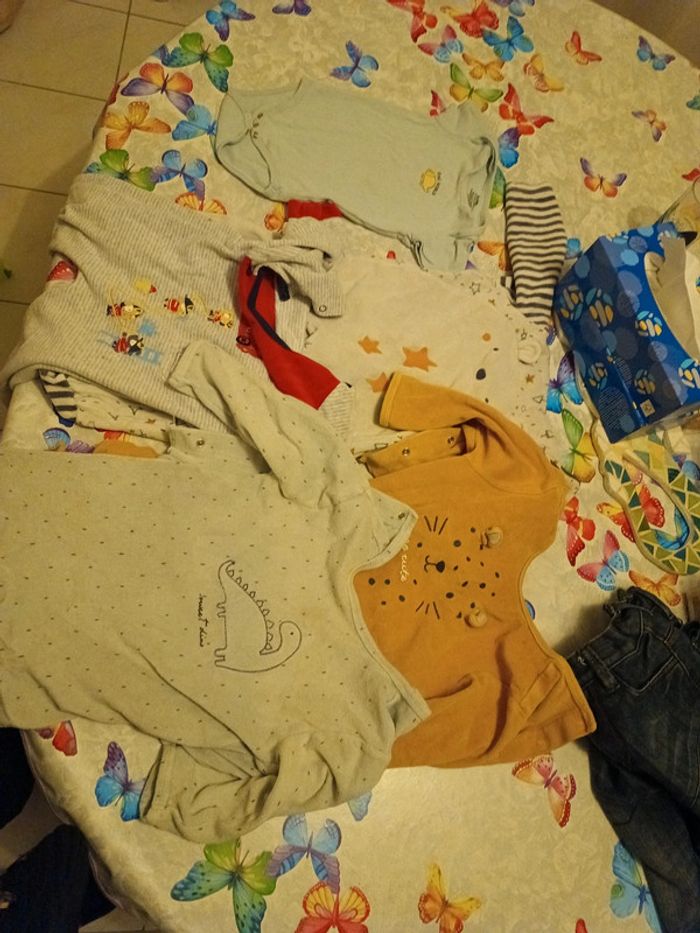 Lot 4 pyjamas et 1 body 24 mois Sergent major orchestra kiabi