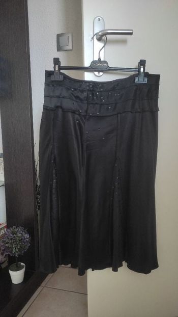 Jupe mi-longue en soie noire