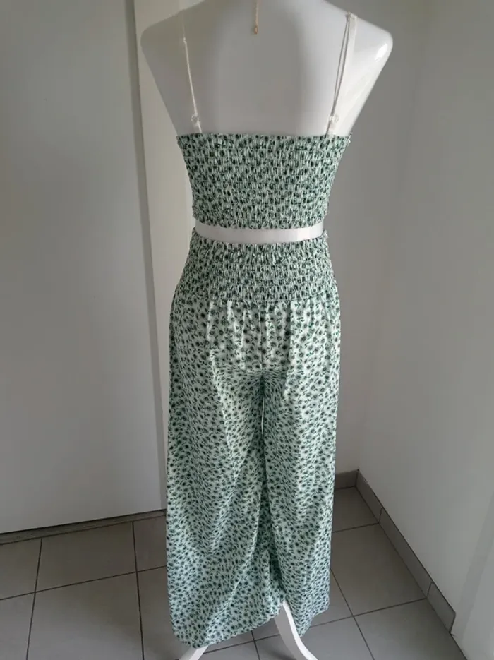 Magnifique ensemble crop top vert avec noeud et pantalon jambes larges confortable côtés ouverts T.S - photo numéro 4