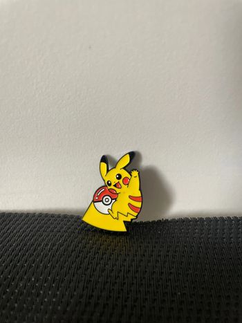 Pin’s Pikachu pokeball Pokémon broche en très bon état