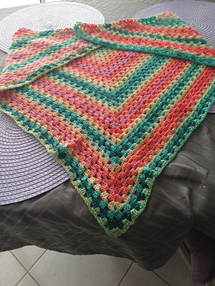 Beau chale multicolore fait main au crochet. - photo numéro 3