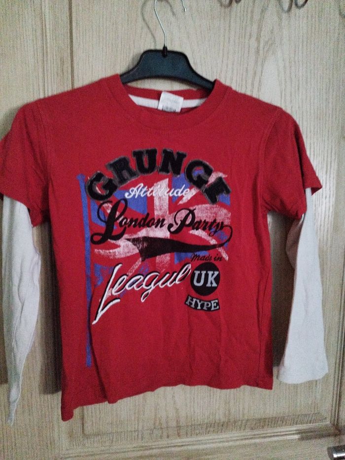 T shirt rouge avec manches blanches