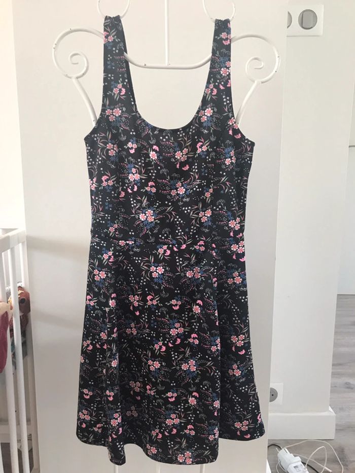 Robe noire à fleurs