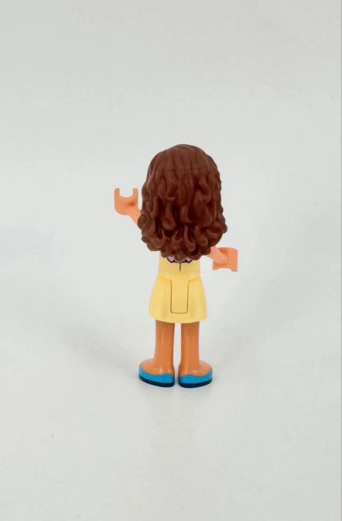 Lego Figurines Friends : Olivia en robe jaune aux boutons en forme de Cœurs - photo numéro 3
