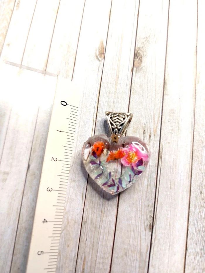 Magnifique petit pendentif cœur en résine - photo numéro 2