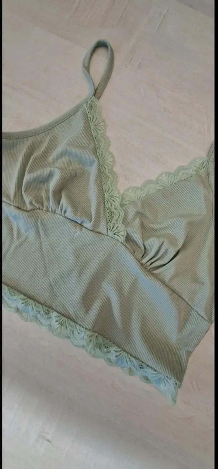 Crop top Shein - taille M - dentelle - vert - cache-coeur - photo numéro 2