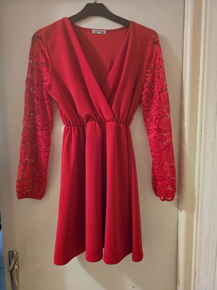 Robe rouge manche transparente