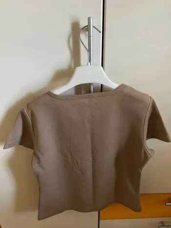 Maglietta beige a mezze maniche