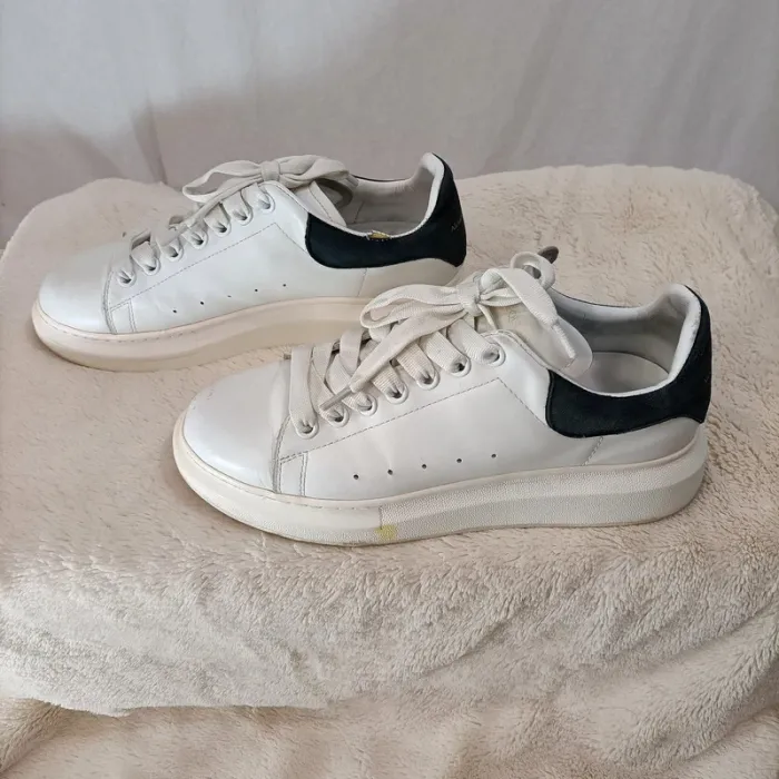 Baskets Alexander McQueen blanches et noir marine cuir pointure 41 tendance - photo numéro 3