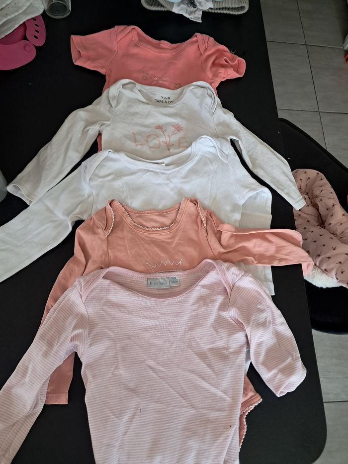 Lot bodies tissaia tao kiabi 24 mois - photo numéro 1