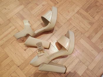 Sandales à talon épais San Marina beige pointure 38