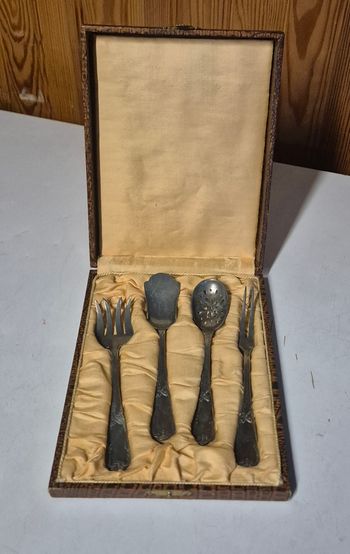 Set de 4 couverts de service vintage en métal argenté + boîte