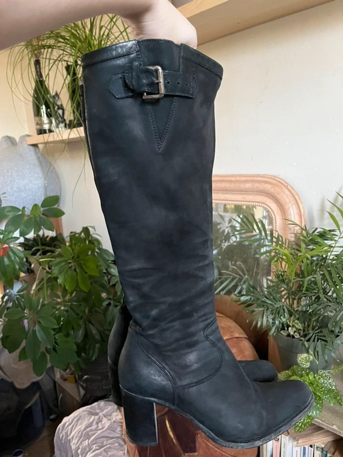 Bottes hautes à talons moulante et souple avec fermeture zip - en cuir noir - photo numéro 8