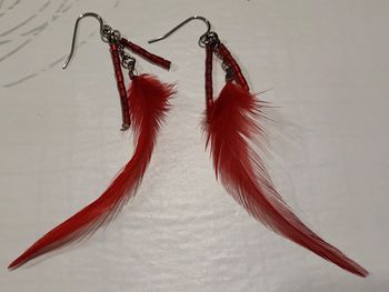 Boucles d'oreilles plume et perles rouges