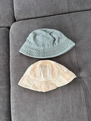 Lot de 2 chapeaux taille 2 et 3 ans