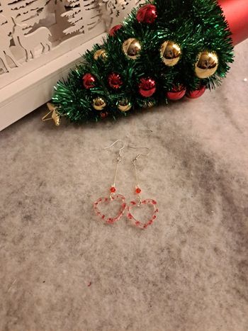 Boucles d'oreilles pendante en résine cœur rouge florale