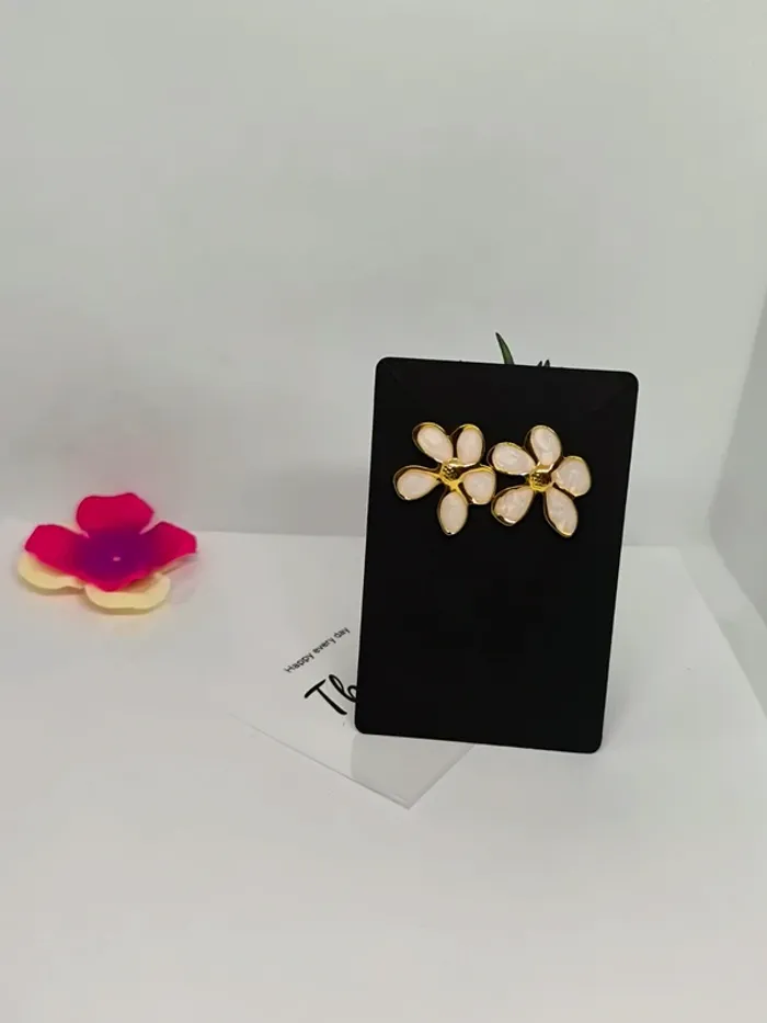 Boucles d'oreilles fleur dorées et blanches nacrées