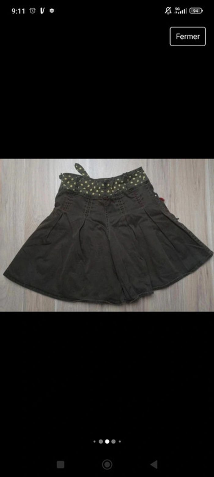 t-shirt rouge avec styliste et jupe plissée kaki broderie et breloques, jolis détails Marèse 10 ans - photo numéro 7