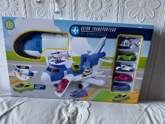 avion transporteur + 5 voitures
