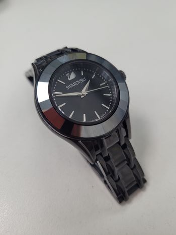Vends montre femme swarovski alegria quartz neuve (5188824) fabriquée en suisse en acier inoxydable. 
Boitier 33 mm, vendez due avec 2 mailles supplémentaires et garantie
