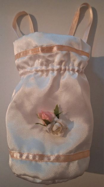 Pochette satinée avec rubans et fleurs couleur crème et rose