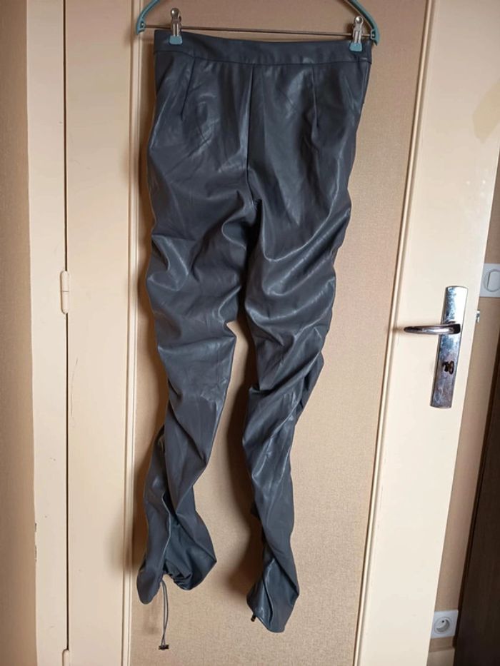 Pantalon skaï. Très bonne qualité. Marque shein - photo numéro 3