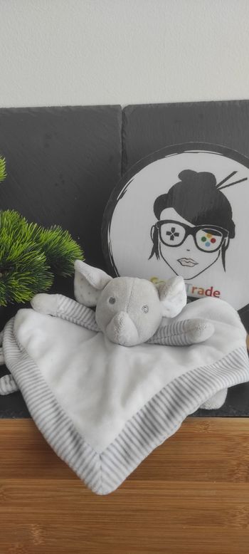 Obaïbi Doudou plat éléphant gris blanc okaidi rayé rayure plat carré Étoile Pois