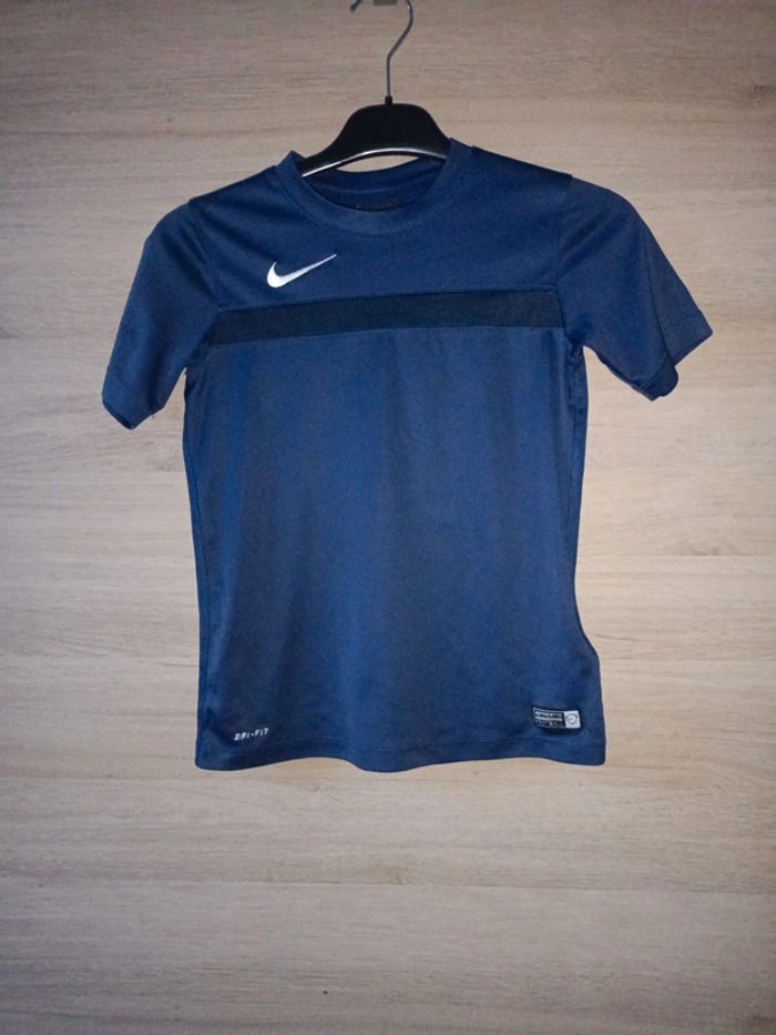 16. Vareuse football Nike S 128-134 8-10ans