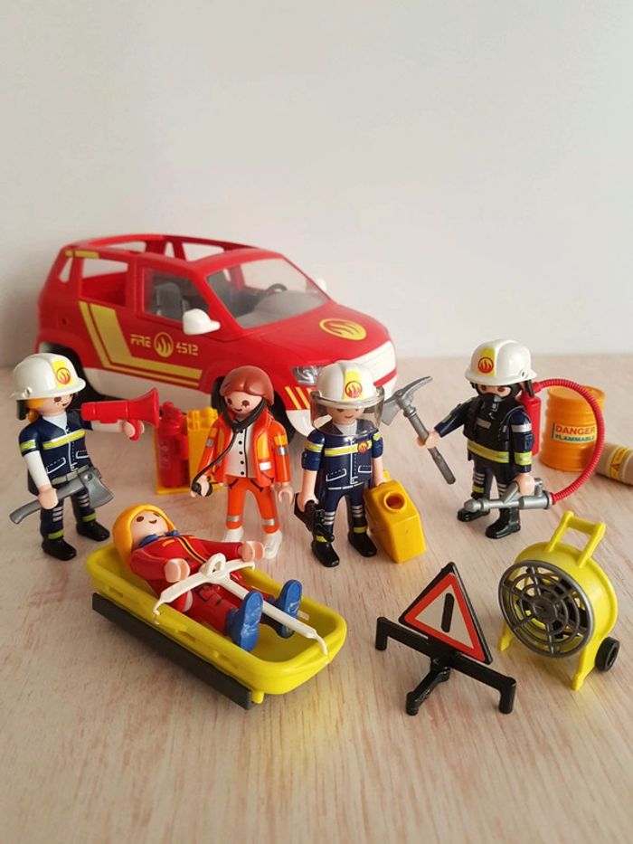 Pompiers, voiture d'intervention et secouriste Playmobil city action