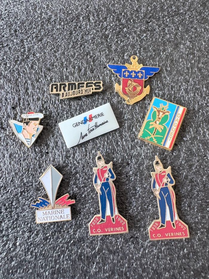 Lot de 8 pin’s thème armée