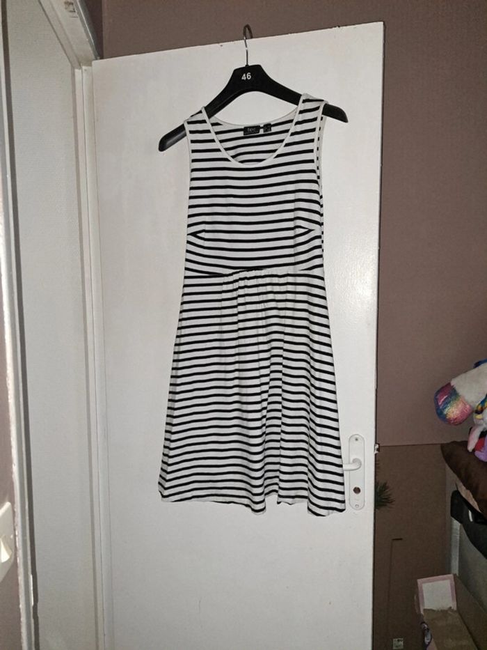 Robe blanche rayée noir bpc