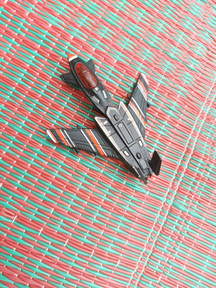 Jouet avion de chasse noir et rouge Mattel 2010