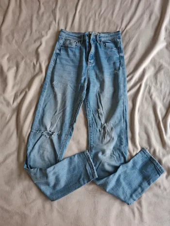 jeans bleu femme à trous (de base), marque Stradivarius, taille 36, en très bon état