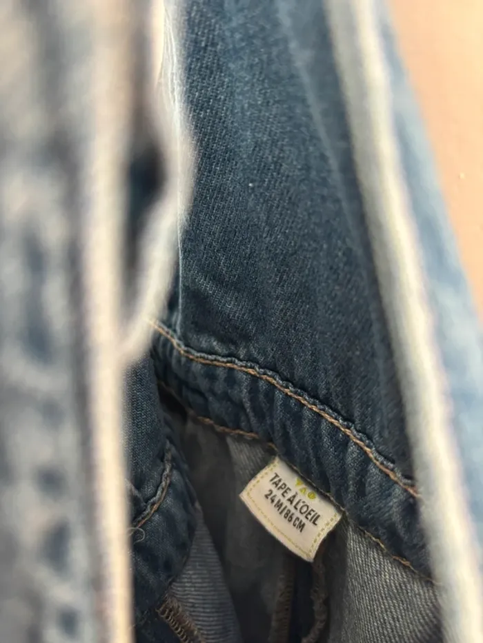 Adorable salopette en jean pour fille, taille 24 mois, marque Tape à l’Œil, en très bon état - photo numéro 3