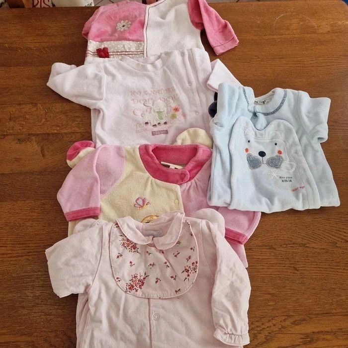 Lot de pyjamas 6 et 9 mois