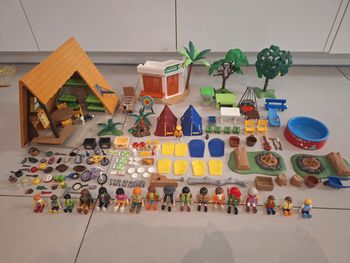 Lot playmobil camping avec chalet, feux de camps qui s'allument ( les 2 fonctionnent), tentes, arbres, nombreux accessoires et personnages