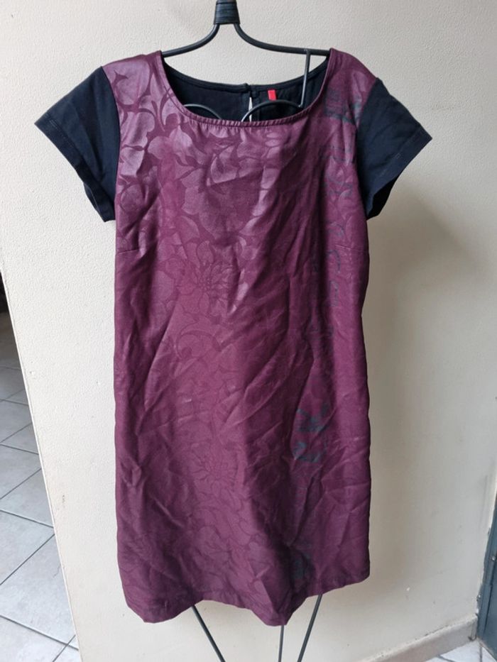 Robe noire et mauve