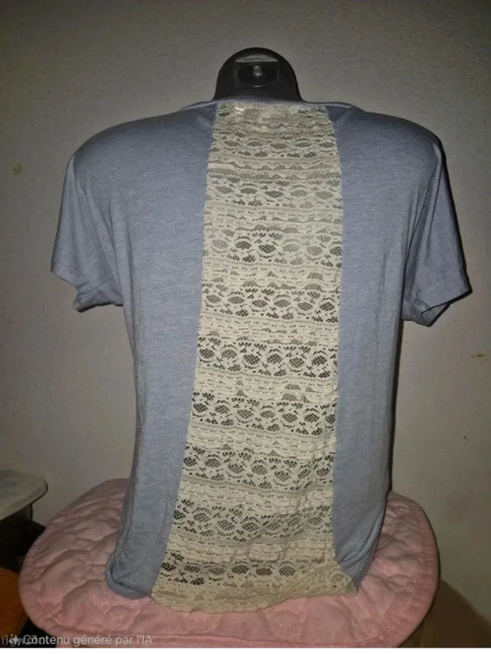 T-shirt à manches courtes bleu avec cœur en dentelle, en excellent état, taille unique. - photo numéro 2